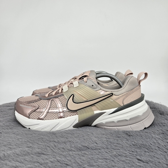 New Nike V2K Run 'Particle Beige College Grey Light Bone' Women's Shoes Size 10 - Picture 1 of 8